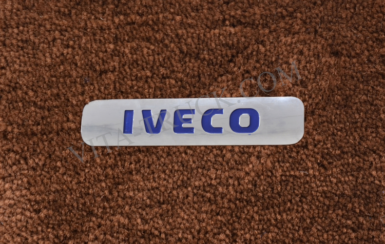 Цветной металлический шильдик на ковер IVECO