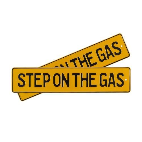 Автомобильный сувенирный номер STEP ON THE GAS