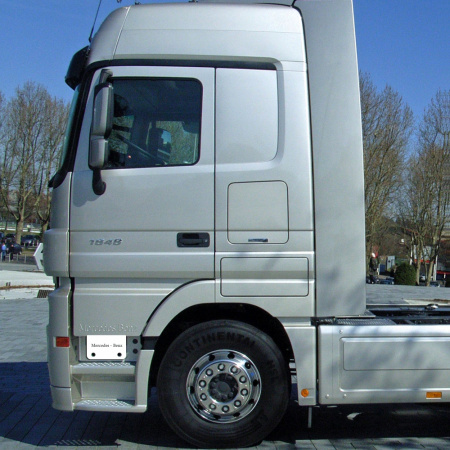 Накладки из нержавеющей стали на подножки (порог) Mercedes MP3 NKN-110