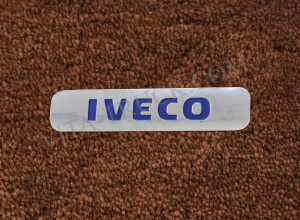 Цветной металлический шильдик на ковер IVECO